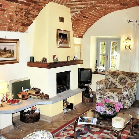 Modern With Garden In Carru, 70 Sqm, Private Parking 아파트